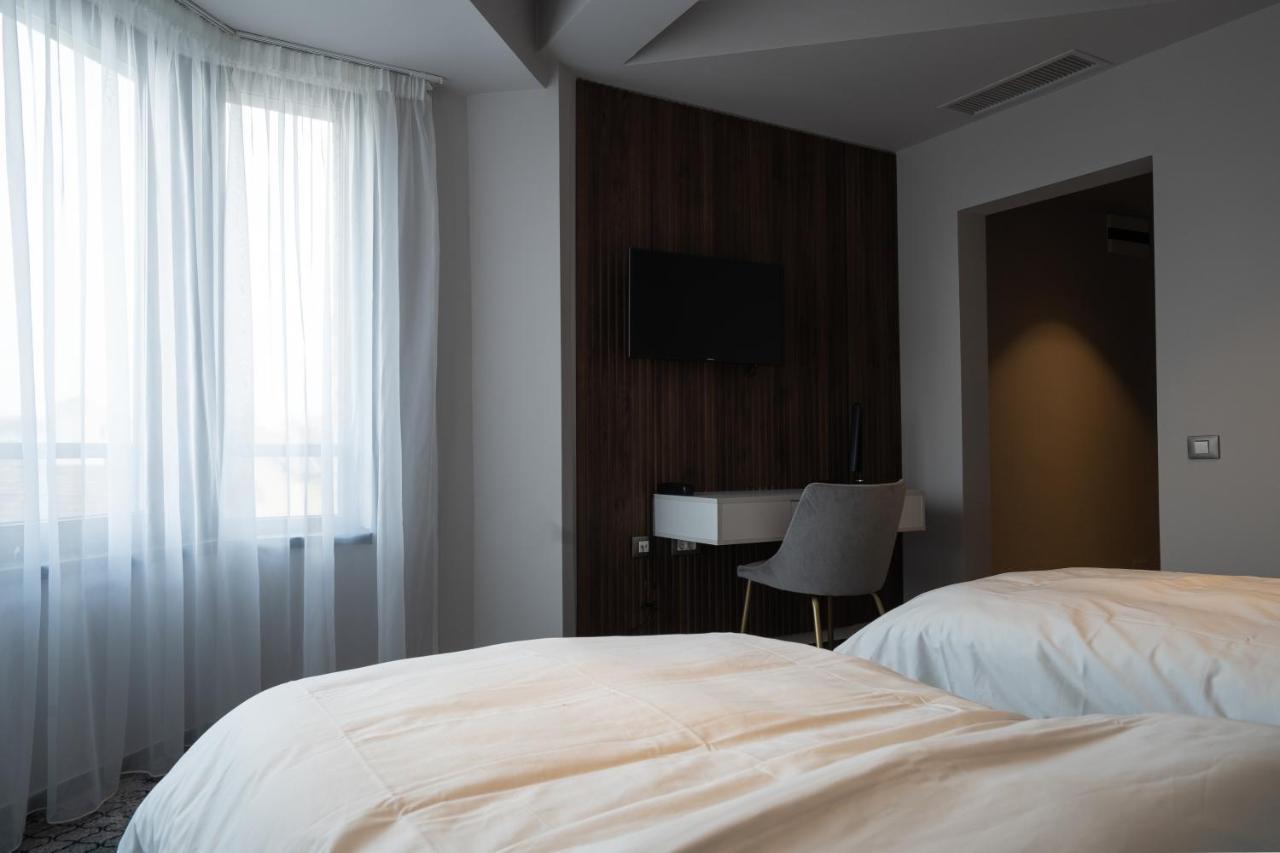 Hotel Cristal Kaloşvar Dış mekan fotoğraf